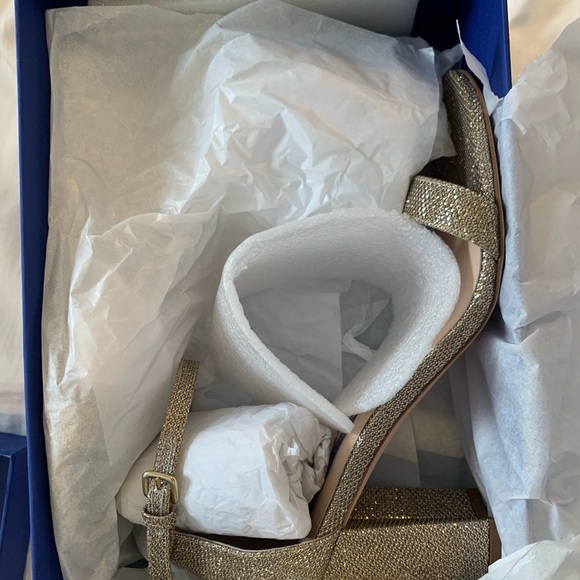 Stuart weitzman nearly nude platinum lame size 8.5